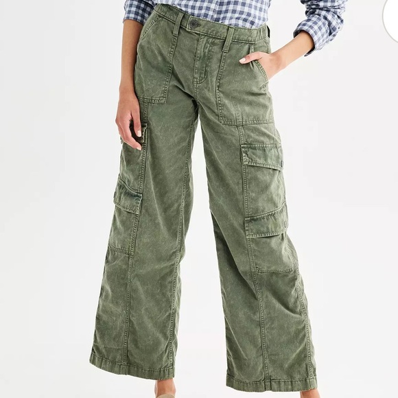 Juniors' SO® Low-Rise Distressed Wide Leg 6 Pocket Cargo Pants in Olive Forest - Picture 9 of 9